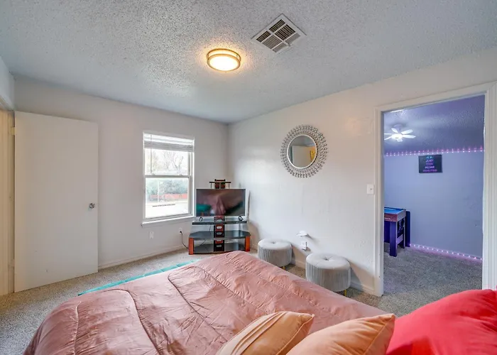 5 Mi To Route 66 Fun! Towhome W/ Game Holiday home